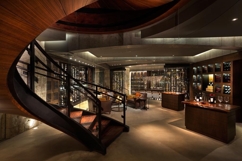 Four Seasons Hotel Abu Dhabi At Al Maryah Island Esterno foto The wine bar at the Mandarin Oriental, Hong Kong