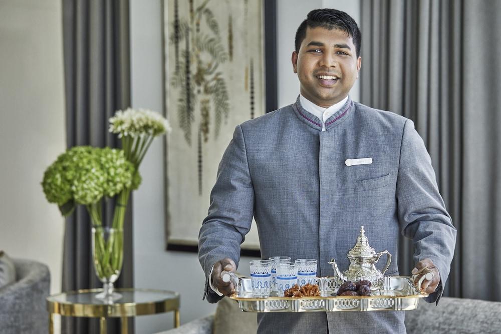 Four Seasons Hotel Abu Dhabi At Al Maryah Island Esterno foto A butler at the Taj Mahal Palace, Mumbai