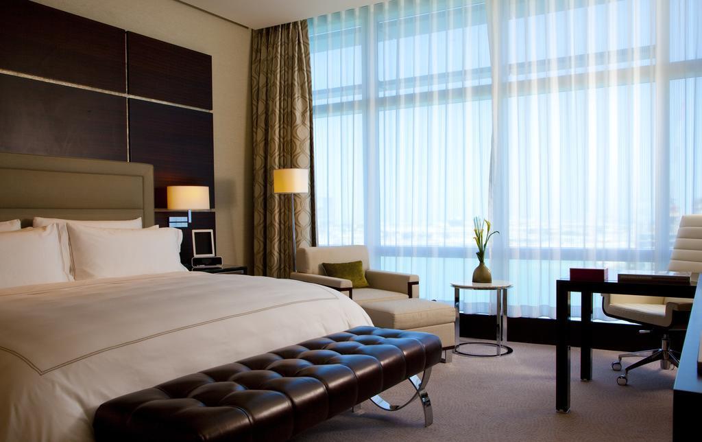 Four Seasons Hotel Abu Dhabi At Al Maryah Island Camera foto A room at the hotel