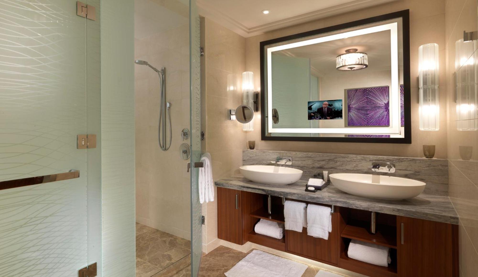Four Seasons Hotel Abu Dhabi At Al Maryah Island Esterno foto A bathroom in a hotel
