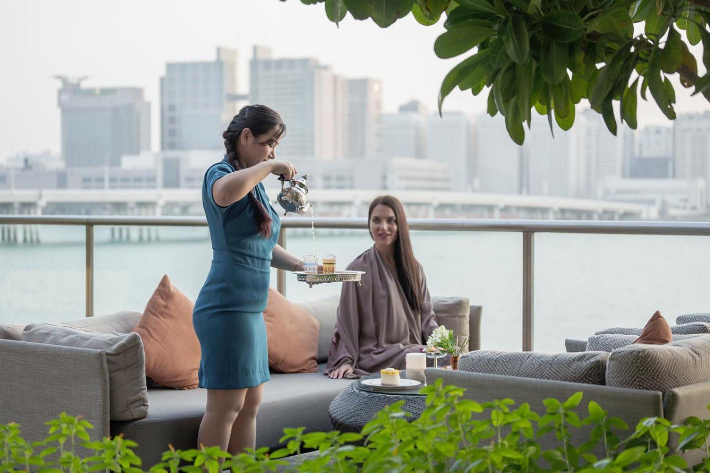 Four Seasons Hotel Abu Dhabi At Al Maryah Island Esterno foto A hotel staff serving tea at a hotel in Dubai, United Arab Emirates
