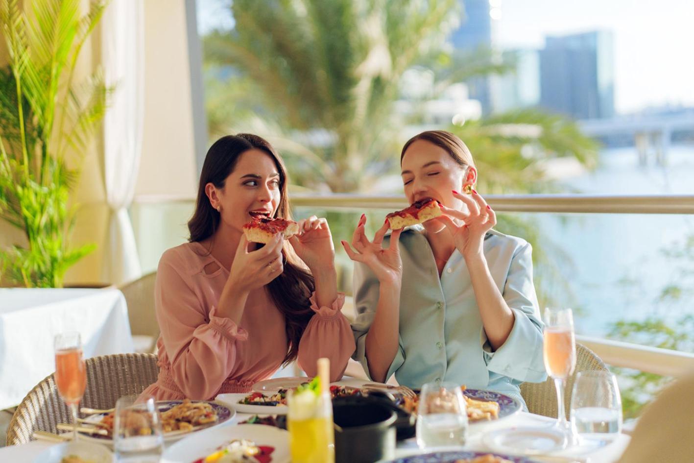 Four Seasons Hotel Abu Dhabi At Al Maryah Island Esterno foto Two women eating tapas