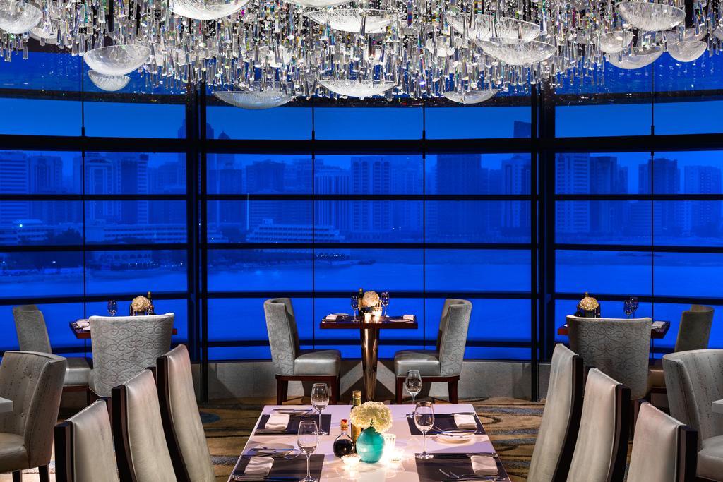 Four Seasons Hotel Abu Dhabi At Al Maryah Island Esterno foto The interior of the restaurant