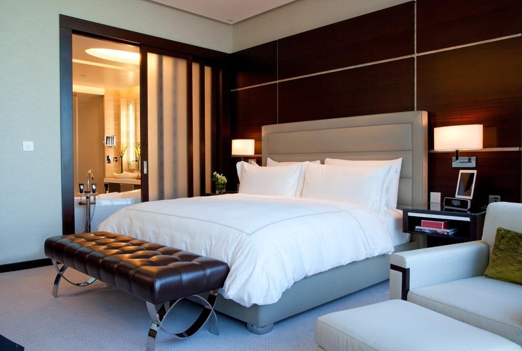 Four Seasons Hotel Abu Dhabi At Al Maryah Island Camera foto A bedroom at the Ritz-Carlton, Dubai
