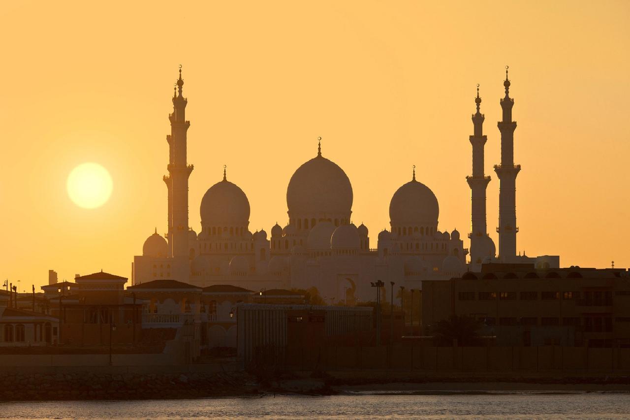 Four Seasons Hotel Abu Dhabi At Al Maryah Island Esterno foto Sheikh Zayed Mosque at sunset