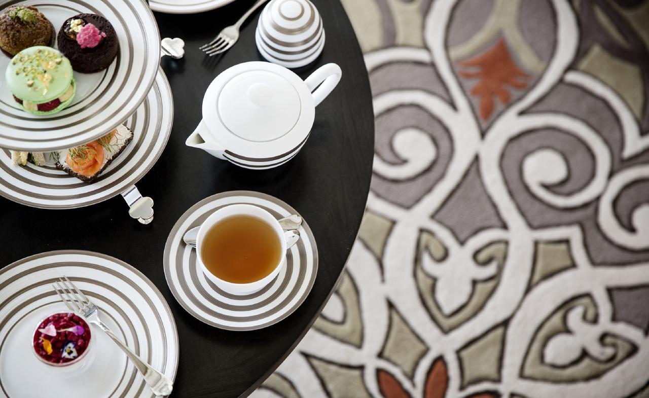 Four Seasons Hotel Abu Dhabi At Al Maryah Island Esterno foto Tea at the Ritz-Carlton, Moscow