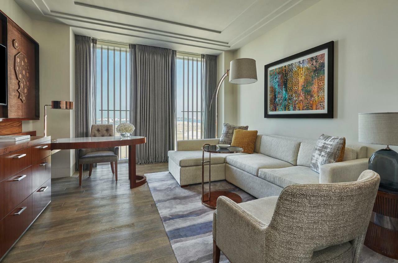 Four Seasons Hotel Abu Dhabi At Al Maryah Island Esterno foto A living room at the Ritz-Carlton, DIFC