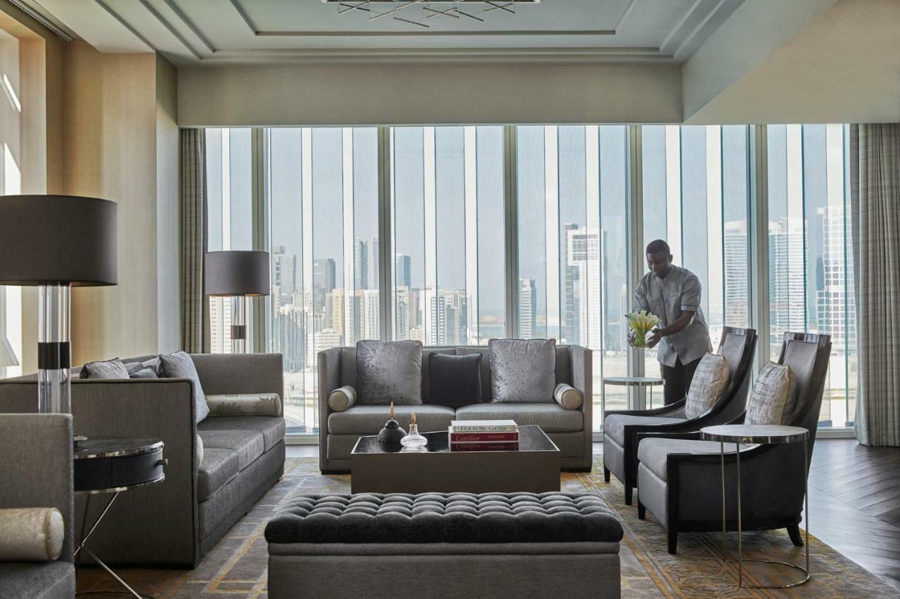 Four Seasons Hotel Abu Dhabi At Al Maryah Island Esterno foto The living room of a suite at the Mandarin Oriental, Bangkok