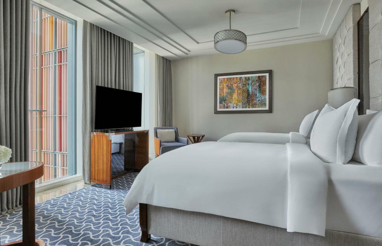 Four Seasons Hotel Abu Dhabi At Al Maryah Island Esterno foto A guest room at the hotel