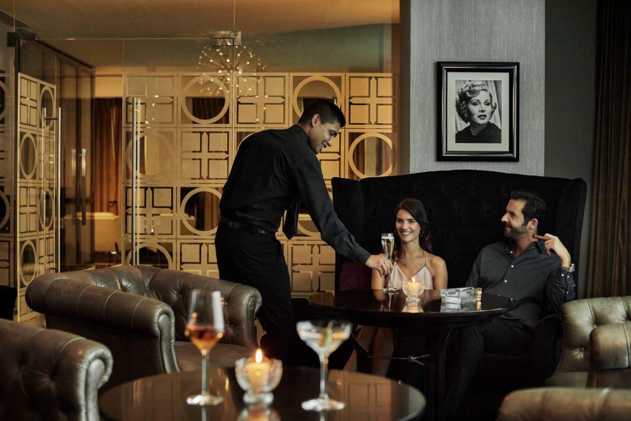 Four Seasons Hotel Abu Dhabi At Al Maryah Island Esterno foto A butler serving drinks at a lounge