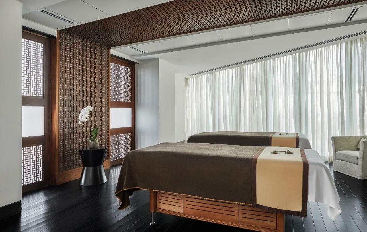 Four Seasons Hotel Abu Dhabi At Al Maryah Island Esterno foto A treatment room at the spa