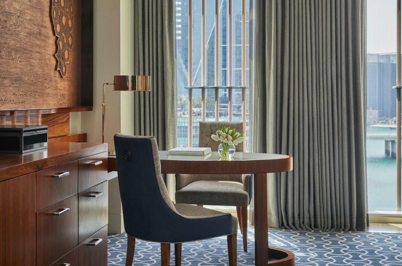 Four Seasons Hotel Abu Dhabi At Al Maryah Island Esterno foto A room at the hotel